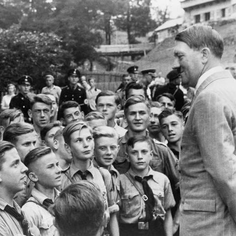 Eine HJ-Gruppe trifft um 1937 am Obersalzberg Adolf Hitler: Zwar hingen längst nicht alle Kinder und Jugendliche begeistert dem Nazi-Regime an, aber Hitlerjugend und Bund Deutscher Mädel waren für einen großen Teil der jungen Menschen sehr attraktiv (Foto: IMAGO, IMAGO / Everett Collection)