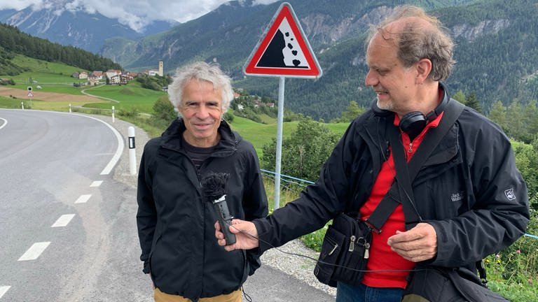 Der Schweizer Geologe Markus Forrer beschreibt die Lage: "Die merken es an ihren Häusern, die werden langsam zerrissen. (...) Sie hören natürlich, wenn es rumpelt, und es rumpelt wirklich regelmäßig. Da kommen riesige Blöcke runter. Das ist so, dass wenn solche Blöcke bis in den Dorfkern kommen würden, dann wäre das äußerst gefährlich. Und Szenarien sagen auch voraus, dass dann größere Massen kommen würden, die dann wirklich Häuser verschütten könnten." (Foto: SWR, SWR/ Gabi Schlag & Benno Wenz)