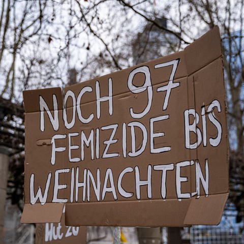 Am 8. März 2021, dem internationalen Frauentag versammelten sich hunderte Menschen, um in Frankfurt am Main gegen Ungleichheit, Sexismus und für mehr Rechte von Frauen zu demonstrieren. Auf einem Plakat steht: "Noch 97 Femizide bis Weihnachten" (Foto: IMAGO, IMAGO / Hannes P. Albert)