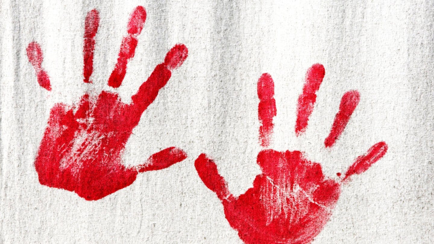 Zwei rote – blutige – Handabdrücke: Was macht die Faszination am 