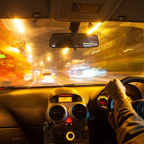 Rückspiegel im inneren eines Autos bei Nacht (Foto: picture-alliance / Reportdienste, picture alliance / empics | Dominic Lipinski)