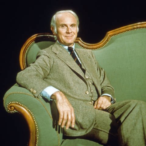Der Humorist Vicco von Bülow in den 1980er-Jahren auf seinem grünen Sofa (Foto: IMAGO, IMAGO / United Archives)