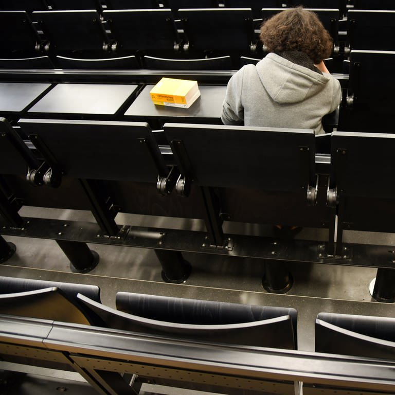 Studentin sitzt allein im Großen Hörsaal des Auditorium maximum der Martin-Luther-Universität Halle-Wittenberg (MLU) in Halle  (Foto: dpa Bildfunk, picture alliance / Waltraud Grubitzsch/dpa-Zentralbild)