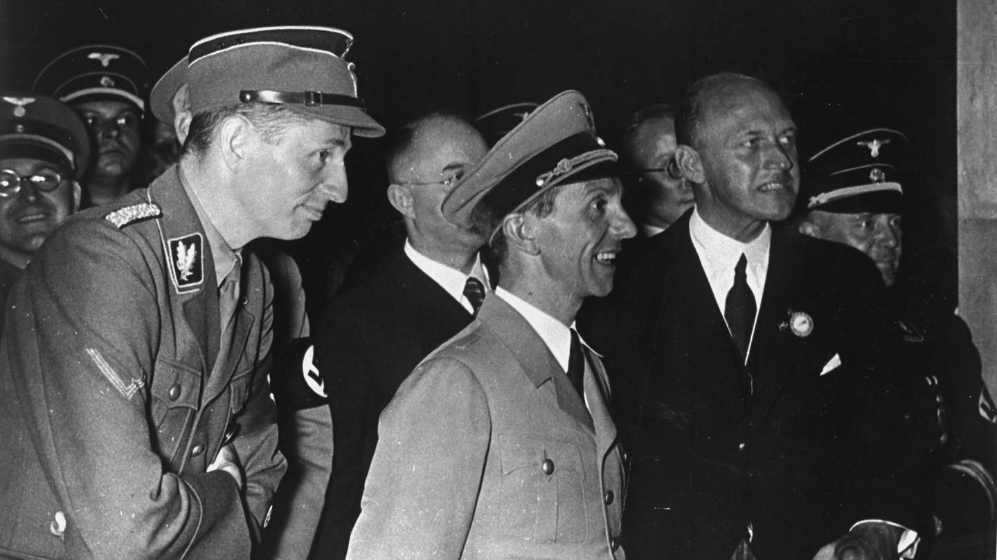 Joseph Goebbels (Reichsminister fuer Volksaufklärung und Propaganda, NSDAP) und Reichssendeleiter Hadamovsky (rechts) bei der Eröffnung der Funkausstellung am 28. August 1936 (Foto: picture-alliance / Reportdienste, picture-alliance / akg-images | akg-images)