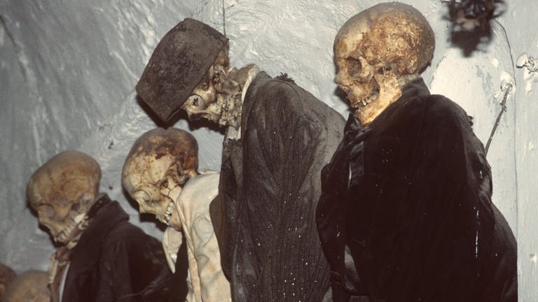 In den Katakomben des Kapuzinerklosters von Palermo, wo sich in früheren Zeiten die Noblen der Stadt in ihren Kleidern bestatten ließen, können Besucher heute die mumifizierten Leichname besichtigen. (Foto: 1997) (Foto: picture-alliance / Reportdienste, picture-alliance / dpa | Horst Brix)