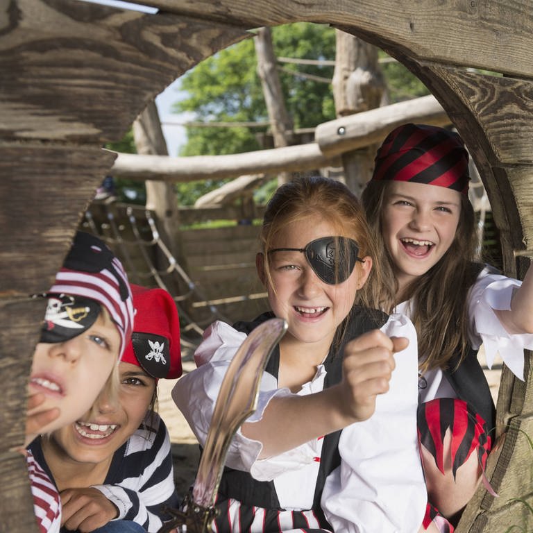 Spielende Kinder haben sich als Piraten verkleidet. Beim Spielen wird die Fantasie angestoßen, die in engem Zusammenhang mit abstraktem Vorstellungsvermögen steht.  (Foto: IMAGO, IMAGO / Cavan Images)
