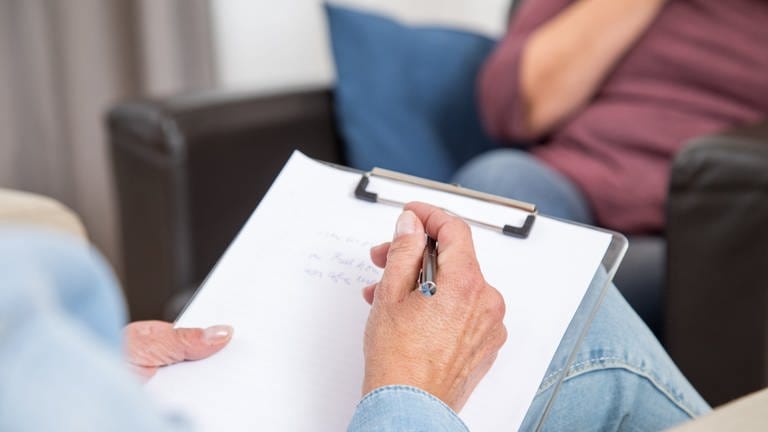 Eine Psychotherapeutin im Gespräch mit einer Patientin: Das Psychologiestudium wird reformiert; Psychotherapie wird ein eigener Studiengang (Foto: picture-alliance / Reportdienste, picture alliance / dpa Themendienst | Christin Klose)