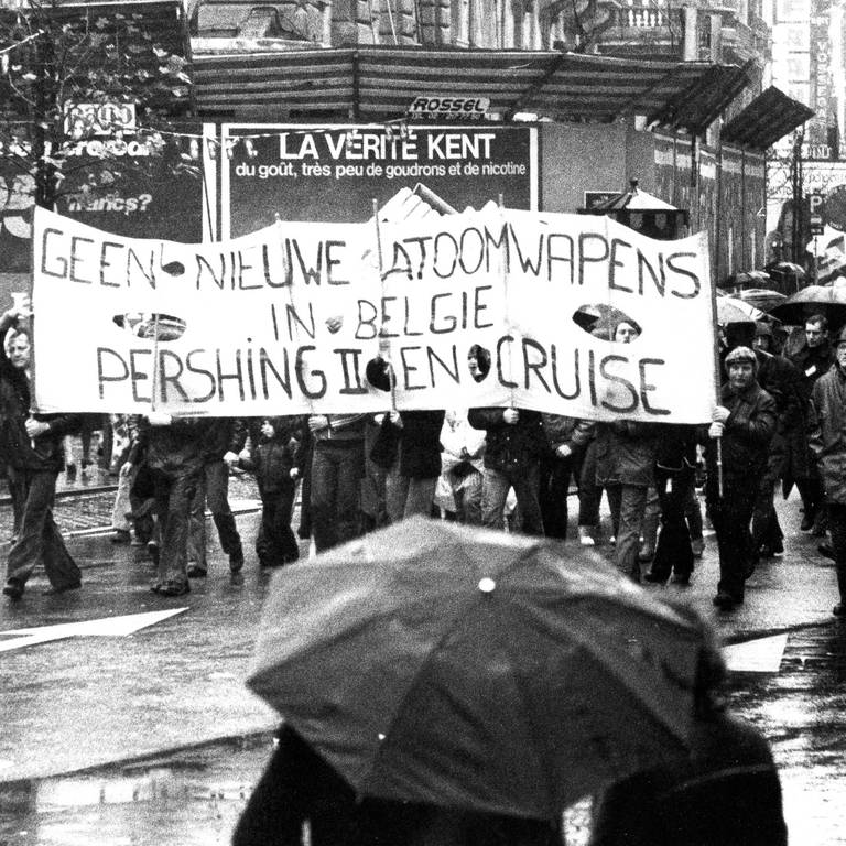 Am 12. Dezember 1979 wurde in Brüssel über den NATO-Doppelbeschluss abgestimmt. Wenige Tage davor, am 9. Dezember 1979, protestierten Menschen in Brüssel gegen Atomwaffen. (Foto: IMAGO, IMAGO / Belga)