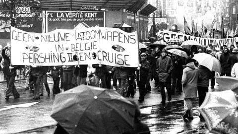 Am 12. Dezember 1979 wurde in Brüssel über den NATO-Doppelbeschluss abgestimmt. Wenige Tage davor, am 9. Dezember 1979, protestierten Menschen in Brüssel gegen Atomwaffen. (Foto: IMAGO, IMAGO / Belga)