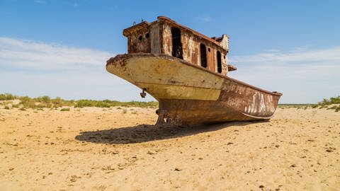 Trockengefallenes Boot am Aralsee: Noch in den 1960er-Jahren war der Aral in Zentralasien der viertgrößte See der Welt. Heute ist von ihm nur ein Zehntel seiner einstigen Fläche geblieben. Statt des Wassers macht sich Wüste breit. Kasachstan und Usbekistan haben zunehmend Probleme. (Foto: IMAGO, IMAGO / Panthermedia)