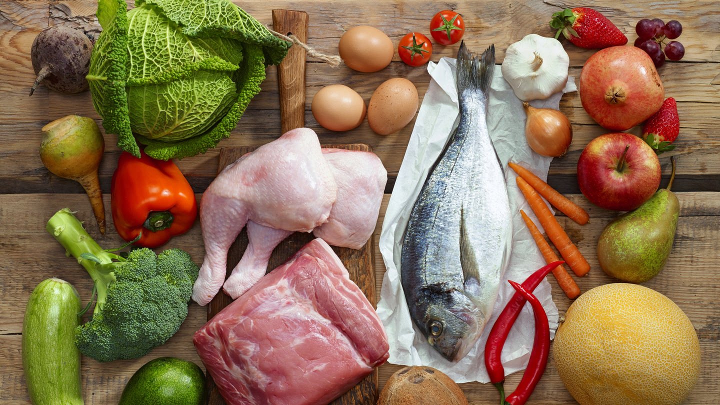 Obst, Gemüse, Geflügel, Fleisch, Fisch, Nüsse, Eier: Die richtige Ernährung kann den Verlauf von Krankheiten positiv beeinflussen und bei der Therapie helfen. Was also sollte man essen – bei Arthrose, Diabetes oder Krebs?