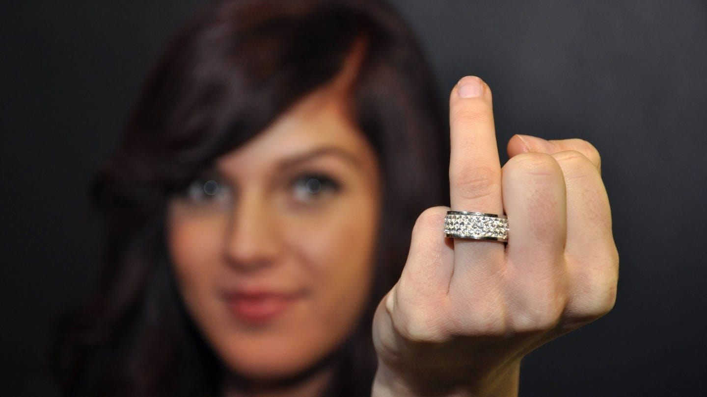 Eine Frau hält ihren Ringfinger in die Kamera (Foto: IMAGO, IMAGO / Steinach)