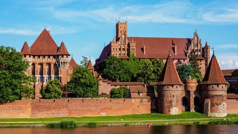 Die Marienburg wurde im 13. Jahrhundert erbaut. Es handelt sich um eine mittelalterliche Ordensburg des Deutschen Ordens am Fluss Nogat, einem Mündungsarm der Weichsel in Polen. Die Burg liegt nahe der polnischen Stadt Malbork. (Foto: picture-alliance / Reportdienste, picture alliance / imageBROKER | Karol Kozlowski)
