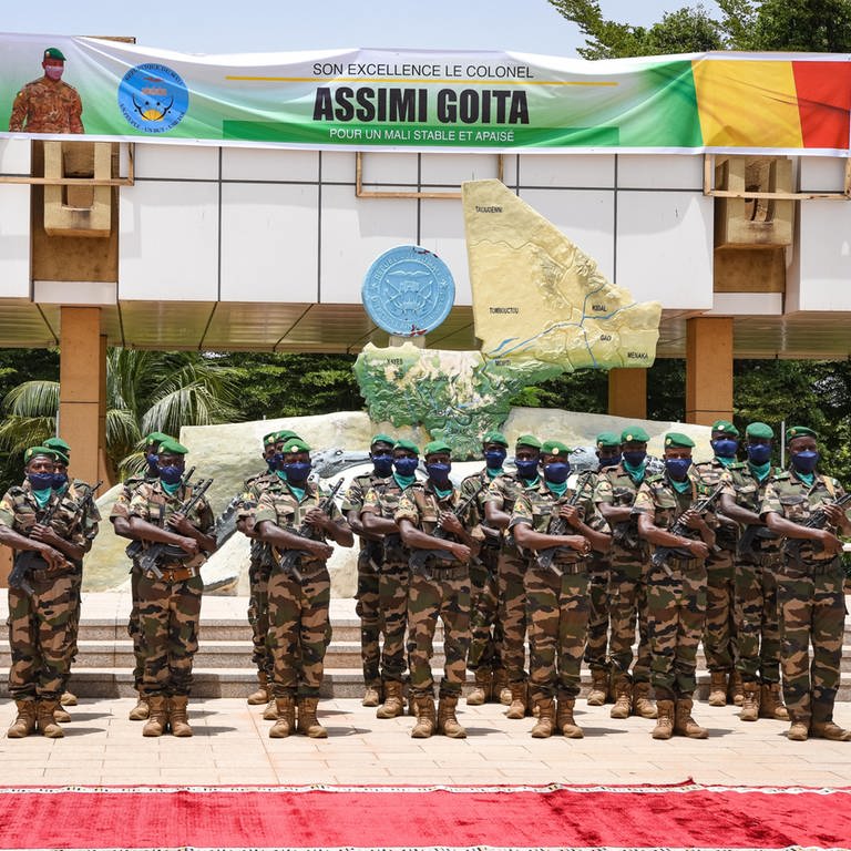 Soldaten der malischen Armee (FAMa) während der Amtseinführungszeremonie des Übergangspräsidenten Oberst Assimi Goita im Juni 2021 (Foto: picture-alliance / Reportdienste, picture alliance / ZUMAPRESS.com | Nicolas Remene)