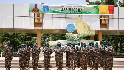 Soldaten der malischen Armee (FAMa) während der Amtseinführungszeremonie des Übergangspräsidenten Oberst Assimi Goita im Juni 2021 (Foto: picture-alliance / Reportdienste, picture alliance / ZUMAPRESS.com | Nicolas Remene)