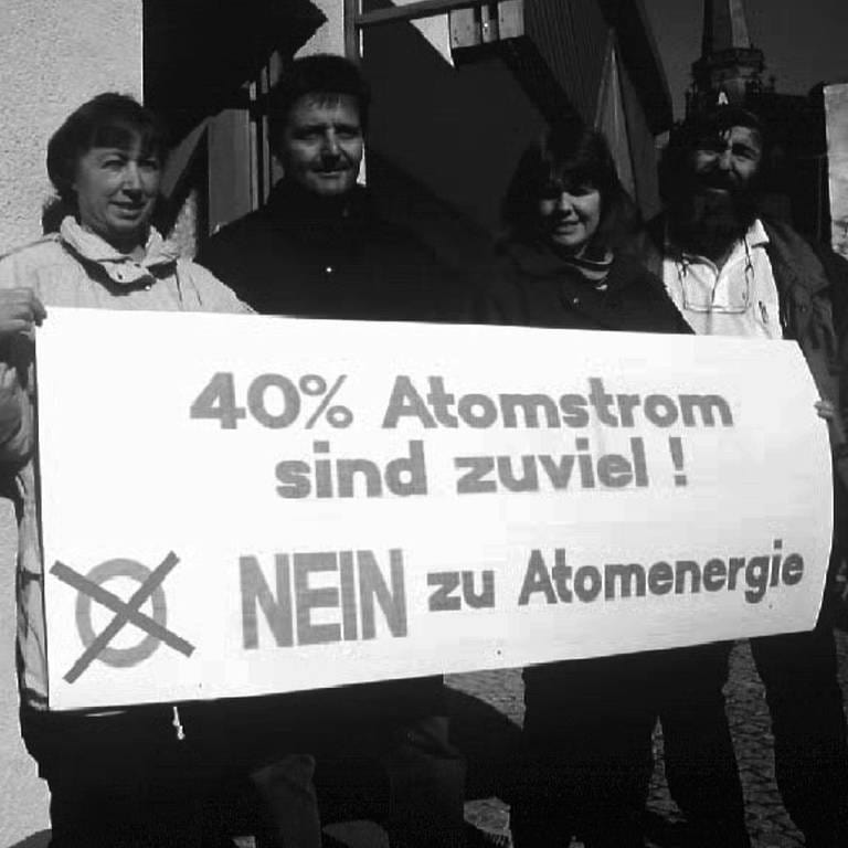 Mitglieder der Bürgerinitiative "Netzkauf" des Schwarzwaldstädtchens Schönau im März 1996 mit einem Transparent vor dem Büro und dem Logo der von ihr ins Leben gerufenen Elektrizitätswerke Schönau (EWS) (Foto: picture-alliance / Reportdienste, picture-alliance / dpa | Albert_Schmidt)