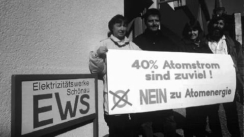 Mitglieder der Bürgerinitiative "Netzkauf" des Schwarzwaldstädtchens Schönau im März 1996 mit einem Transparent vor dem Büro und dem Logo der von ihr ins Leben gerufenen Elektrizitätswerke Schönau (EWS) (Foto: picture-alliance / Reportdienste, picture-alliance / dpa | Albert_Schmidt)