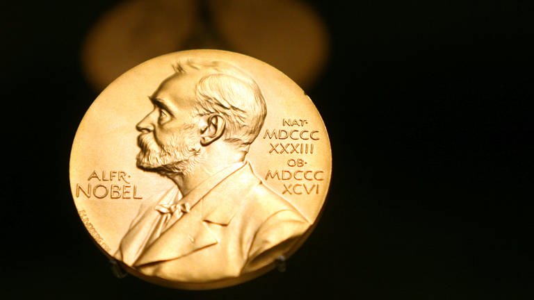 Medaille mit dem Konterfei von Alfred Nobel (1833 - 1896) im Nobel-Museum. Geburtsjahr und Todesjahr sind in römischen Zahlen auf der Medaille zu sehen (Foto: dpa Bildfunk, picture alliance/dpa | Kay Nietfeld)