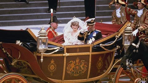 Charles und Diana in der Kutsche am Tag ihrer Hochzeit (Foto: picture-alliance / Reportdienste, picture alliance / ASSOCIATED PRESS)