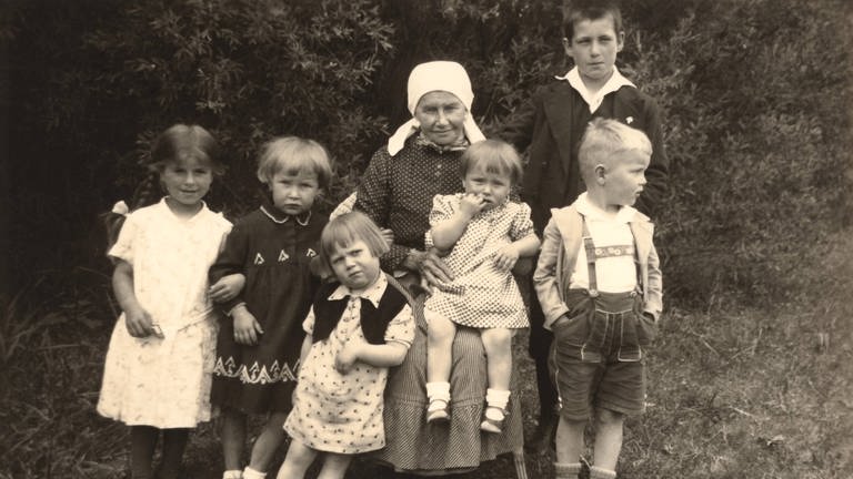Eine Mutter mit ihren 6 Kindern im Deutschland der späten 1930er-Jahre: Im Nationalsozialismus ist erste Staatsbürgerpflicht der Frau das Gebären künftiger Soldaten. Mütterschulen professionalisieren den Hausfrauenberuf. (Foto: IMAGO, IMAGO / imagebroker)