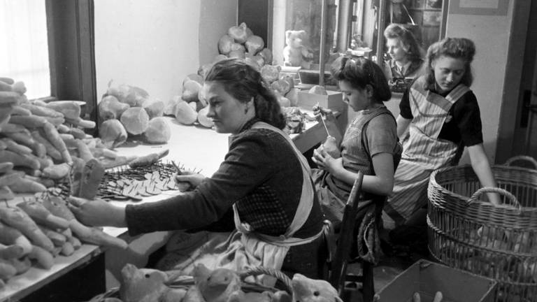 Puppenwerk Lauscha in Thüringen um 1950: Während Frauen in der DDR ganz selbstverständlich einem Beruf nachgingen, ... (Foto: picture-alliance / Reportdienste, picture alliance/United Archives | United Archives / Erich Andres)