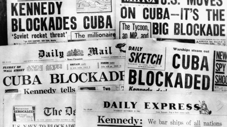 Schlagzeilen britischer Tageszeitungen am 23. Oktober 1962: "Kennedy blockades Cuba" (Foto: IMAGO, IMAGO / UIG)