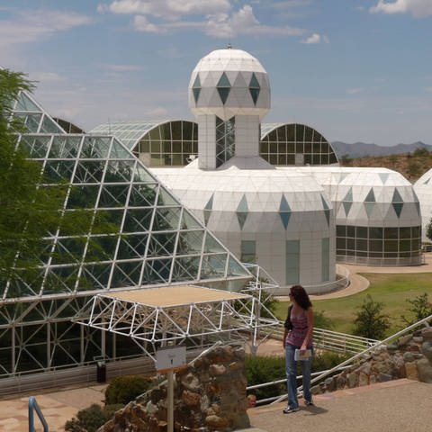 Biosphäre 2 ist ein 1991 erbauter Komplex (Foto: IMAGO, IMAGO / Siering)