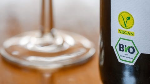 Immer häufiger prangen Biosiegel auf den Etiketten der Weinflaschen sowie der Vermerk, dass ein Wein vegan ist (Foto: picture-alliance / Reportdienste, picture alliance / FotoMedienService | Ulrich Zillmann)