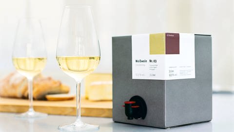 Bag-in-Box mit Wein: Alternative Verpackungen für Wein haben es schwer. Die Gründe für die Skepsis sind aber eher psychologisch als wissenschaftlich: Im Schlauch oder in der Dose ist der Wein vor Licht und Sauerstoff gut geschützt – wichtig für die Haltbarkeit. (Foto: dpa Bildfunk, picture alliance / dpa | Hayn/willemeit Media Gmbh)