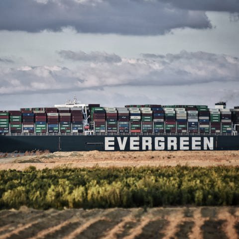 Das Containerschiff "Ever Given" fährt über den Suezkanal. Die durch die Corona-Krise ausgelösten weltweiten Logistik-Probleme und die Folgen des Suezkanal-Staus machen großen deutschen Handelsketten zu schaffen (Foto: dpa Bildfunk, picture alliance/dpa | Sayed Hassan)