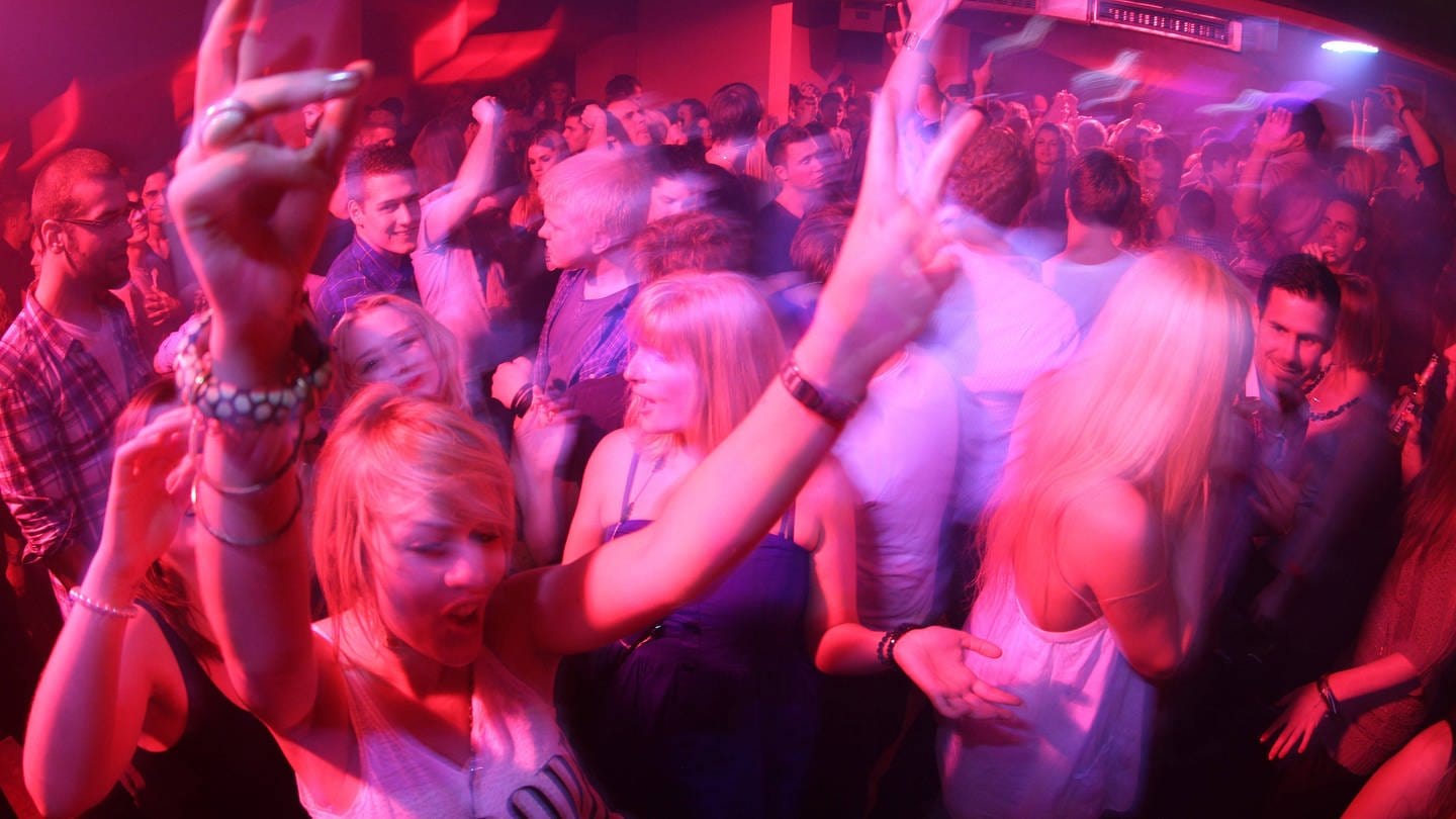 Eine Szene auf der Tanzfläche eines Nachtclubs (Foto: IMAGO, IMAGO / Hoch Zwei Stock/Angerer)