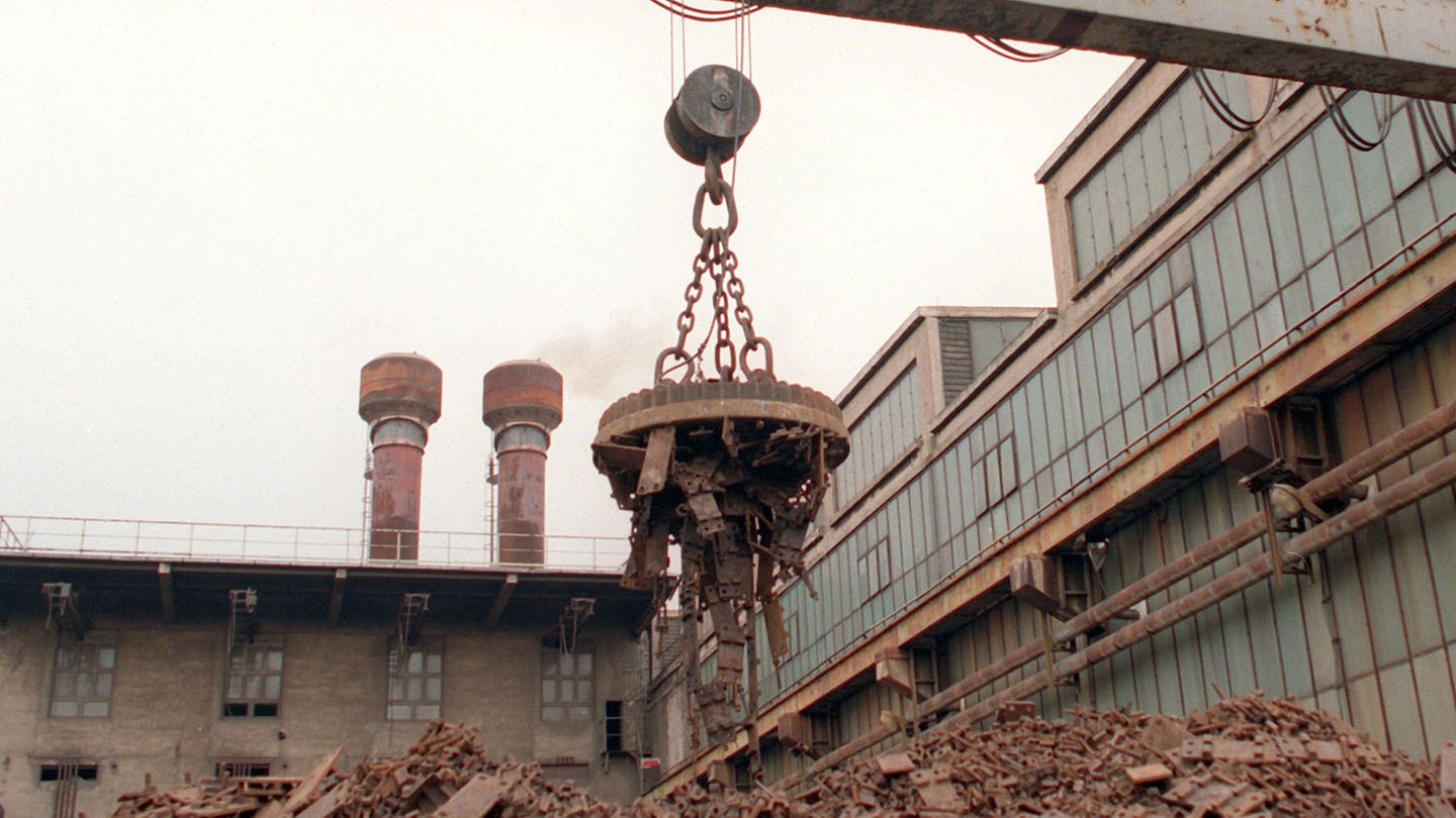 Symbolfoto: Mit einem großen Magneten wird auf dem Gelände einer Eisengießerei Stahlschrott für die Weiterverarbeitung sortiert. (Foto: picture-alliance / Reportdienste, Klaus Franke)