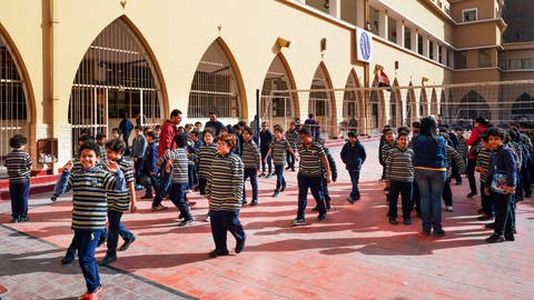 Schüler auf dem Schulhof in Kairo, Ägypten (Foto: IMAGO, IMAGO / Friedrich Stark)