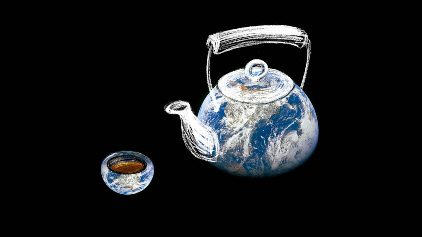 Teekann mit dem Muster einer Weltkarte, daneben eine Teetasse: Tee wurde schon auf der antiken Seidenstraße transportiert. Wie kaum ein anderes Handelsgut prägte er später die Kolonialgeschichte. Auch die Gründung der Vereinigten Staaten von Amerika begann 1773 mit der berühmten 