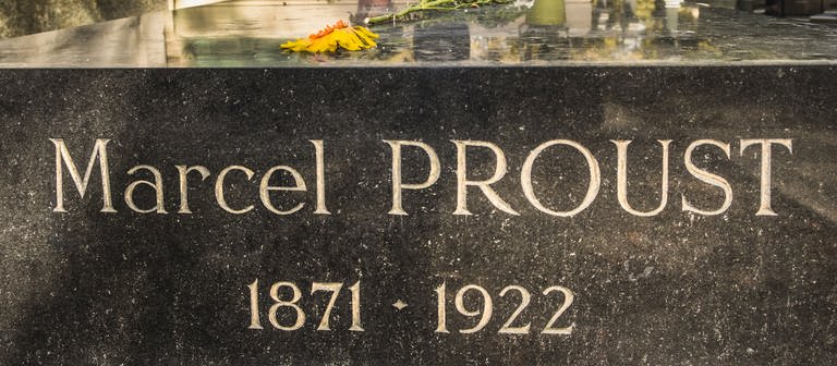 Grabplatte von Marcel Proust auf dem Friedhof Père Lachaise in Paris: sein Name und sein Geburts- und Sterbejahr (1871 - 1922) sind eingraviert (Foto: picture-alliance / Reportdienste, picture alliance / Zoonar | edpics)