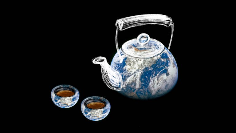 Teekann mit dem Muster einer Weltkarte, daneben zwei Teetassen: Als zu Beginn des 19. Jahrhunderts das Silber knapp wird, bezahlen die Briten ihren Tee in China indirekt mit Opium – das geht nicht gut. Der Opiumkrieg mit dem chinesischen Kaiserreich verändert einiges. (Foto: SWR, Britta Wagner)