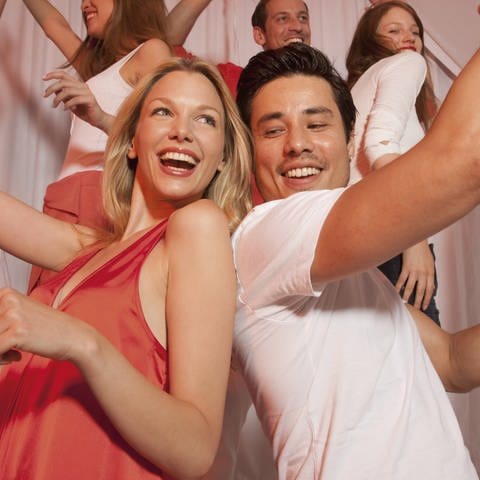 Mehrere tanzende Paare: Die unterschiedlichen Tänze haben eines gemeinsam: Sie tun uns gut. Wir trainieren beim Tanzen unser Herz und – wenn es um Choreografien oder Tanzschritte geht – auch unser Gehirn.  (Foto: IMAGO, IMAGO / Westend61)