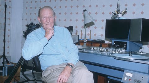 Nur drei Monate nach Kriegsende wird Peter von Zahn (1913 - 2001), ein ehemaliger Wehrmachts-Offizier, Redakteur beim von den Briten kontrollierten Nordwestdeutschen Rundfunk (Foto: IMAGO, IMAGO / teutopress)