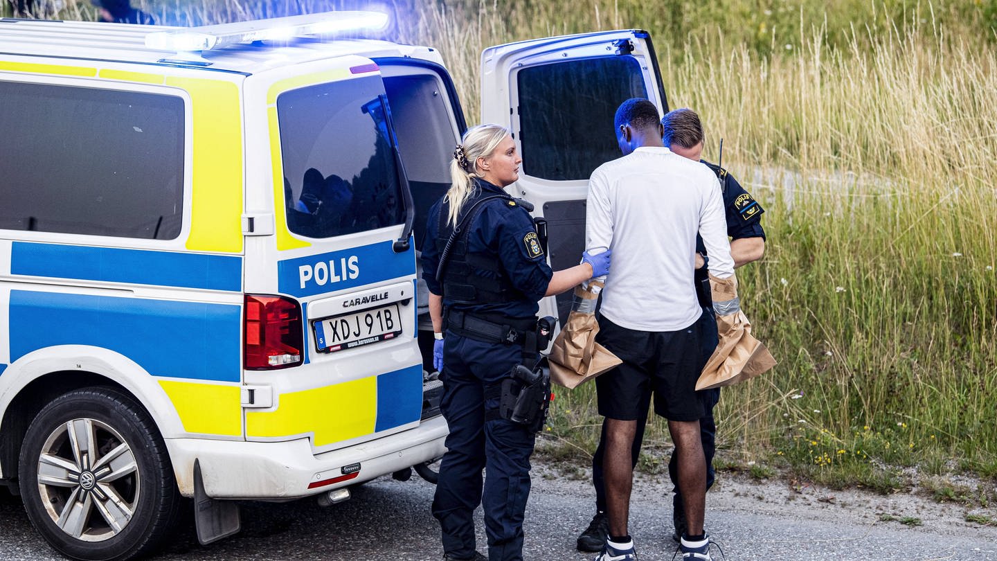 Festnahme eines Verdächtigen im Zusammenhanb mit einer Schießerei, bei der zwei spielende Kinder im Juli 2021 in Visättra / Schweden angeschossen wurden. Bandenkriminalität ist ein landesweites Problem in Schweden. (Foto: IMAGO, IMAGO / TT)