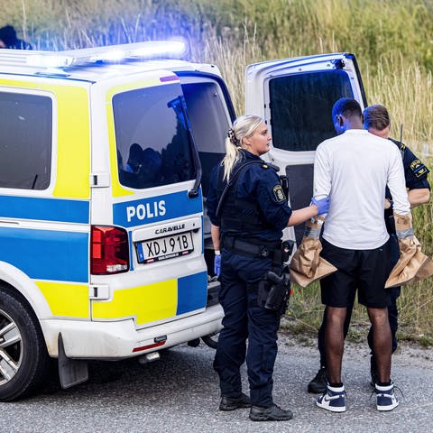 Festnahme eines Verdächtigen im Zusammenhanb mit einer Schießerei, bei der zwei spielende Kinder im Juli 2021 in Visättra  Schweden angeschossen wurden. Bandenkriminalität ist ein landesweites Problem in Schweden.  (Foto: IMAGO, IMAGO / TT)
