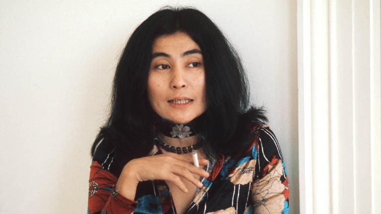 Yoko Ono 1971: Sie gilt als Ikone der Popkultur, die Gesellschaft und Kultur beeinflusste. Am 18.2.1933 wurde Yoko Ono, Vertreterin der Fluxus-Bewegung, in Tokio geboren.  (Foto: picture-alliance / Reportdienste, picture alliance / Avalon/Retna | Michael Putland)