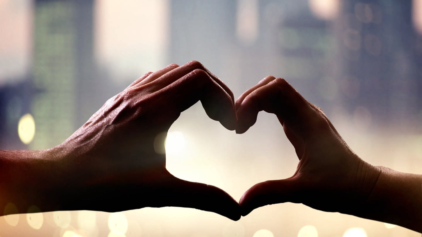 Zwei Hände formen ein Herz: Gutaussehend, kinderlieb, humorvoll: Wunschlisten für Traumpartner sind lang. (Foto: Colourbox)