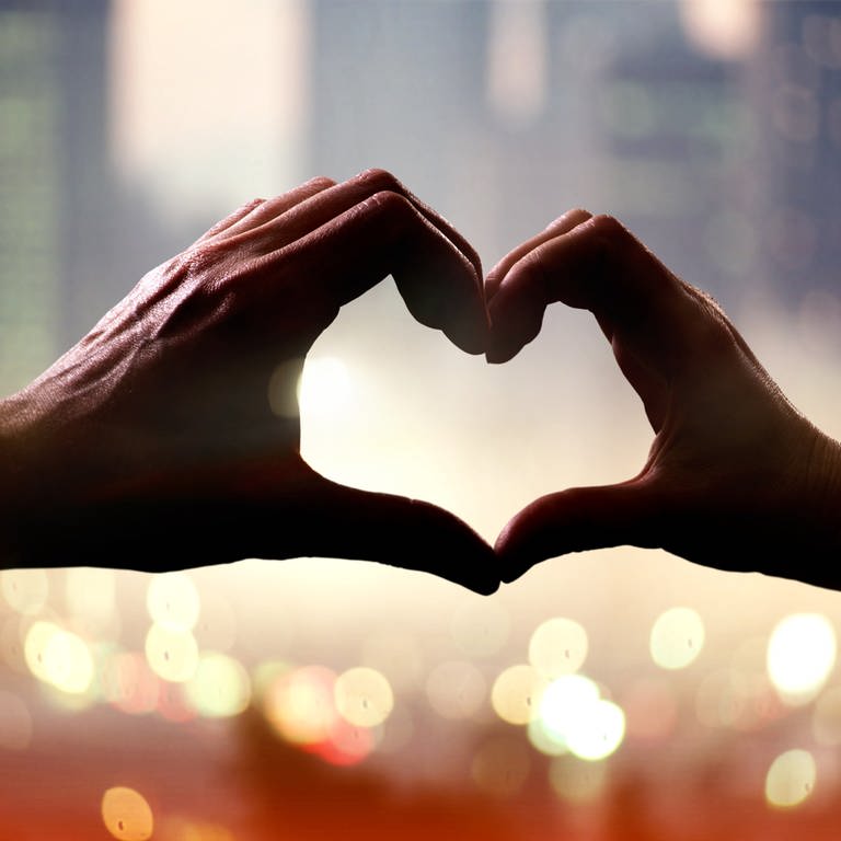 Zwei Hände formen ein Herz: Gutaussehend, kinderlieb, humorvoll: Wunschlisten für Traumpartner sind lang.  (Foto: Colourbox)