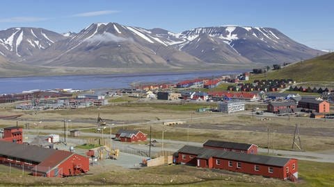 Longyearbyen im Sommer (Foto: IMAGO, IMAGO / alimdi)