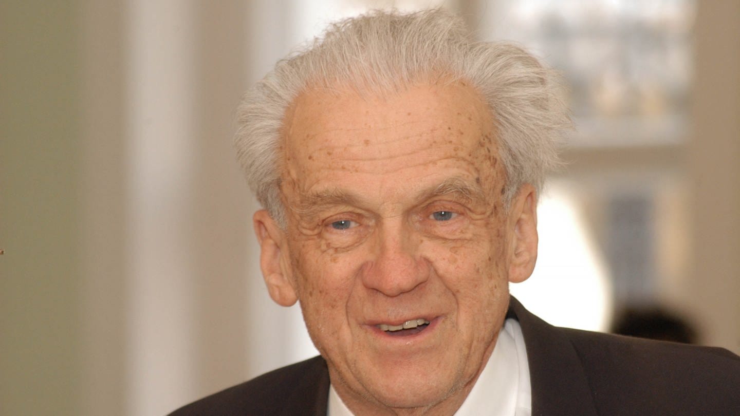 Rhetorikprofessor Walter Jens erhielt 2003 das große Bundesverdienstkreuz (Foto: picture-alliance / Reportdienste, picture alliance)