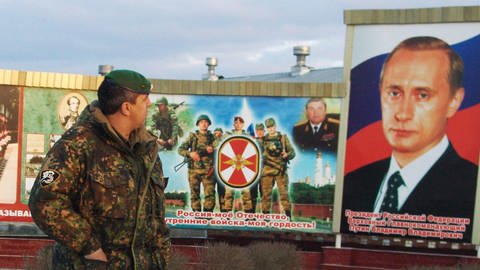 Auf der Militärbasis der russischen Armee in Grosny  Tschetschenien im März 2006. Das Bild von Präsident Putin ist ein Muss in der Militärpropaganda für Soldaten. (Foto: IMAGO, IMAGO / ZUMA Wire)