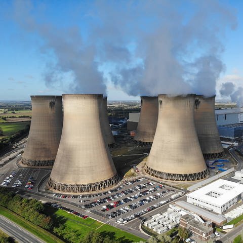 Kraftwerk Drax in Selby, North Yorkshire: In Großbritannien und EU-Ländern wie Dänemark, Frankreich und den Niederlanden werden immer mehr Kohlekraftwerke auf Holzpellets umgerüstet, auch in Deutschland wird darüber nachgedacht. (Foto: IMAGO, IMAGO / ZUMA Wire)