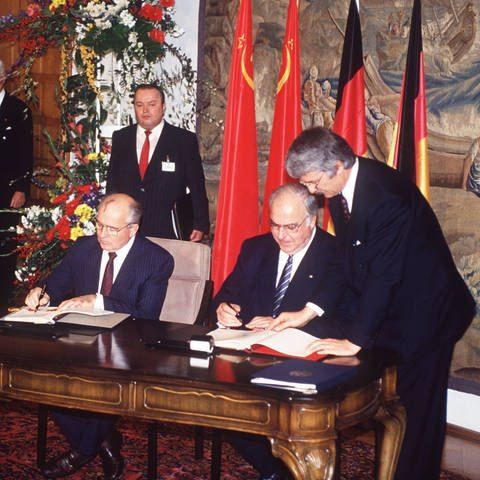 Bundeskanzler Helmut Kohl (2.v.re.GERCDU) und Michail Gorbatschow (2.v.re.URSPräsident der Sowjetunion und Vorsitzender der KPdSU) unterzeichnen den -Vertrag zur deutschen Einheit- in Moskau (Foto: IMAGO, IMAGO / Sven Simon)