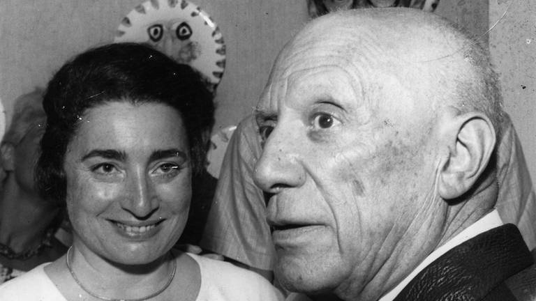 Pablo Picasso (1881 - 1973) mit seiner zweiten Ehefrau Jacqueline Roque im Oktober 1963 in Cannes (Foto: IMAGO, IMAGO / ZUMA/Keystone)
