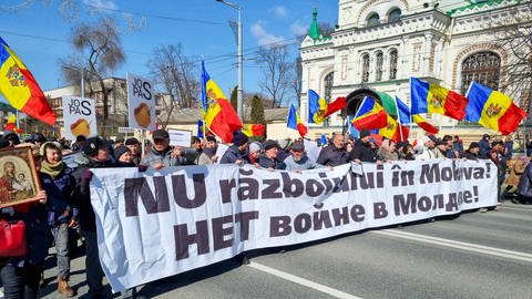 Menschen marschieren im März 2023 mit einem Transparent, auf dem "Nein zum Krieg in Moldau" steht durch die Straßen der Hauptstadt Chișinău. In der früheren Sowjetrepublik Moldau haben Tausende Menschen gegen die proeuropäische Regierung und hohe Gaspreise demonstriert. (Foto: IMAGO, IMAGO / ITAR-TASS)